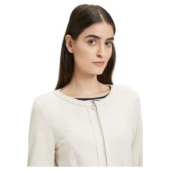 Betty Barclay Damen Velours Jacke Powder Sand -Modebekleidungs Geschäft betty barclay 1 1 arm blazerjacke kurz beige 1166 model detail vorne