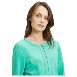 Betty Barclay Damen Velours Jacke Ming Green -Modebekleidungs Geschäft betty barclay 1 1 arm blazerjacke kurz gruen 5266 model detail vorne