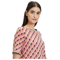 Betty Barclay Damen T-Shirt Coral Red Print -Modebekleidungs Geschäft betty barclay 1 2 arm shirt kurz orange 4868 model detail vorne