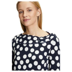 Betty Barclay 3/4 Arm Shirt Dark Blue Cream Printed -Modebekleidungs Geschäft betty barclay 3 4 arm shirt kurz blau 8813 model detail vorne