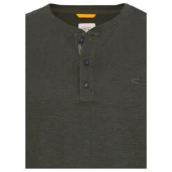 Camel Active Herren T-Shirt Henley Forest Green -Modebekleidungs Geschäft camel active 1 2 arm henley shirt gruen 91 detail vorne