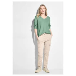 Cecil Damen 3/4 Arm Pullover Structured V-Neck Salvia Green Melange -Modebekleidungs Geschäft cecil 3 4 arm structured v neck pullover gruen 15570 model