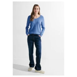Cecil Damen Pullover Cosy Mix Rounded V-Neck Water Blue Melange 8 Cecil Damen Pullover Cosy Mix Rounded V-Neck Water Blue Melange -Modebekleidungs Geschäft cecil cosy rounded v neck pullover blau 15553 model