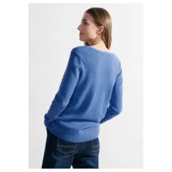 Cecil Damen Pullover Cosy Mix Rounded V-Neck Water Blue Melange 7 Cecil Damen Pullover Cosy Mix Rounded V-Neck Water Blue Melange -Modebekleidungs Geschäft cecil cosy rounded v neck pullover blau 15553 model hinten