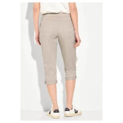 Cecil New York Capri Papertouch 3/4 Baumwollhose Boulder Beige -Modebekleidungs Geschäft cecil jeans new york papertouch beige 15603 model hinten