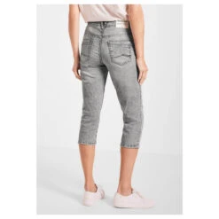Cecil Scarlett Capri 3/4 Jeans Grey Washed 11 Cecil Scarlett Capri 3/4 Jeans Grey Washed -Modebekleidungs Geschäft cecil jeans scarlett grey washed grau 10413 ansicht hinten