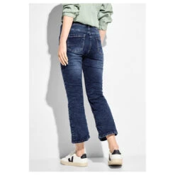 Cecil Toronto Kick Flare 7/8 Jeans Mid Blue 14 Cecil Toronto Kick Flare 7/8 Jeans Mid Blue -Modebekleidungs Geschäft cecil jeans toronto kick flare mid blue 10281 model hinten