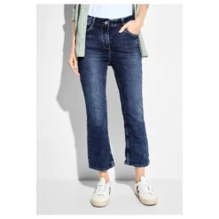 Cecil Toronto Kick Flare 7/8 Jeans Mid Blue 13 Cecil Toronto Kick Flare 7/8 Jeans Mid Blue -Modebekleidungs Geschäft cecil jeans toronto kick flare mid blue 10281 model vorne