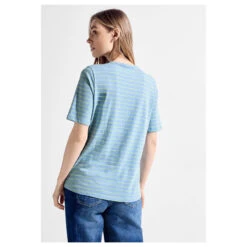 Cecil Damen T-Shirt Stripe Basic Roundneck Soft Light Blue -Modebekleidungs Geschäft cecil stripe basic roundneck blau 25877 model hinten