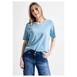 Cecil Damen T-Shirt Stripe Basic Roundneck Soft Light Blue -Modebekleidungs Geschäft cecil stripe basic roundneck blau 25877 model vorne