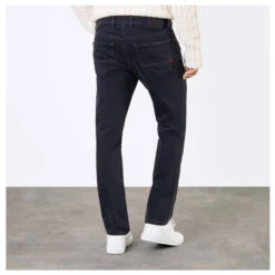MAC Arne Pipe Flexx Jeans Black Wash -Modebekleidungs Geschäft mac flexx arne pipe jeans black wash modelhinten