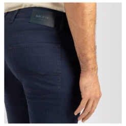 MAC Arne Baumwollhose Nautic Blue Structure -Modebekleidungs Geschäft mac jeans arne blau 196 model detail hinten