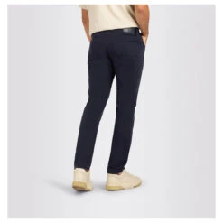 MAC Arne Baumwollhose Nautic Blue Structure -Modebekleidungs Geschäft mac jeans arne blau 196 model hinten
