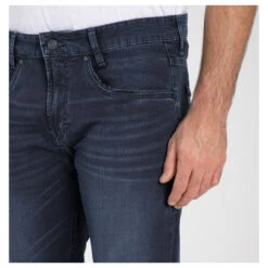 MAC Arne Pipe Jeans Deep Blue Od Black -Modebekleidungs Geschäft mac jeans arne pipe blau h795 model detail vorne