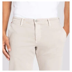 MAC Flexx Driver Pants Chino Baumwollhose Kitt 17 MAC Flexx Driver Pants Chino Baumwollhose Kitt -Modebekleidungs Geschäft mac jeans driver pants beige 211w model detail front
