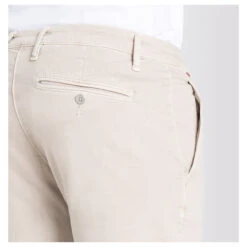 MAC Flexx Driver Pants Chino Baumwollhose Kitt 16 MAC Flexx Driver Pants Chino Baumwollhose Kitt -Modebekleidungs Geschäft mac jeans driver pants beige 211w model detail hinten