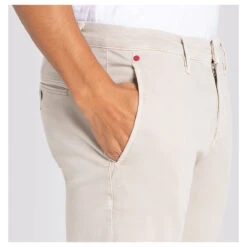 MAC Flexx Driver Pants Chino Baumwollhose Kitt 18 MAC Flexx Driver Pants Chino Baumwollhose Kitt -Modebekleidungs Geschäft mac jeans driver pants beige 211w model detail seite