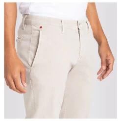 MAC Flexx Driver Pants Chino Baumwollhose Kitt 19 MAC Flexx Driver Pants Chino Baumwollhose Kitt -Modebekleidungs Geschäft mac jeans driver pants beige 211w model detail vorne