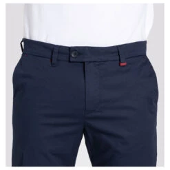 MAC Lennox Chinohose Nautic Mid Blue -Modebekleidungs Geschäft mac jeans lennox blau 196 model detail