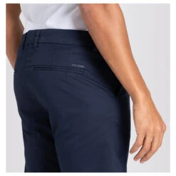 MAC Lennox Chinohose Nautic Mid Blue -Modebekleidungs Geschäft mac jeans lennox blau 196 model detail hinten