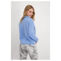 Monari Damen Sweatshirt Waterfall Glitter -Modebekleidungs Geschäft monari pullover backstage blau 742 model hinten