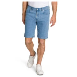 Pioneer Finn Jeans Bermuda Megaflex Sky Blue -Modebekleidungs Geschäft pioneer jeans finn megaflex shorts blau 6851 ansicht model