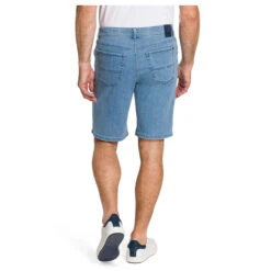 Pioneer Finn Jeans Bermuda Megaflex Sky Blue -Modebekleidungs Geschäft pioneer jeans finn megaflex shorts blau 6851 ansicht model hinten