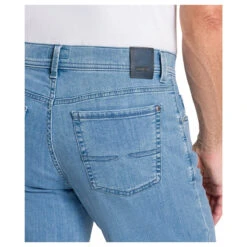 Pioneer Finn Jeans Bermuda Megaflex Sky Blue -Modebekleidungs Geschäft pioneer jeans finn megaflex shorts blau 6851 detail tasche hinten