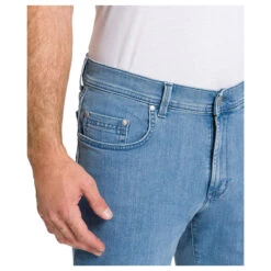 Pioneer Finn Jeans Bermuda Megaflex Sky Blue -Modebekleidungs Geschäft pioneer jeans finn megaflex shorts blau 6851 detail tasche vorn