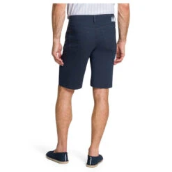 Pioneer Finn Baumwoll Bermuda Dark Blue -Modebekleidungs Geschäft pioneer jeans finn shorts blau 6201 ansicht model hinten