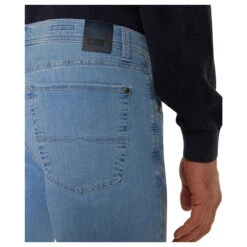 Pioneer Rando Jeans Megaflex Light Blue Washed -Modebekleidungs Geschäft pioneer jeans rando megaflex blau 6841 model detail hinten