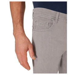 Pioneer Rando Jeans Megaflex Light Grey Stonewash -Modebekleidungs Geschäft pioneer jeans randomegaflex grau 9841 model detail vorne