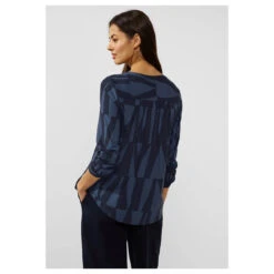 Street One Bamika Damen Langarm Bluse Deep Blue Printed Graphic Print -Modebekleidungs Geschäft street one bamika grafic print bluse blau 21238 hinten