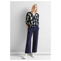 Street One Damen Langarm Bluse Bamika Deep Blue Creme Print -Modebekleidungs Geschäft street one bamika grafic print bluse blau 31238 model