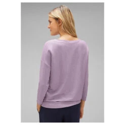 Street One 3/4 Arm Shirt Diagonal Rib Stripes Soft Pure Lilac -Modebekleidungs Geschäft street one diagonal rib stripe shirt lila 25289 ansicht model hinten