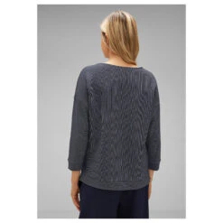 Street One 3/4 Arm Shirt Diagonal Rib Stripes Deep Blue -Modebekleidungs Geschäft street one diagonal rib stripe shirt schwarz 21238 ansicht model hinten