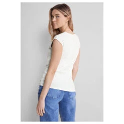 Street One Damen T-Shirt Ada Off White -Modebekleidungs Geschäft street one heart shape style ada v shirt weiss 10108 model hinten