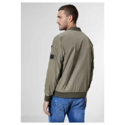 Street One Men Blouson Herren Jacke Herb Green -Modebekleidungs Geschäft street one herren jacke blouson gruen 14345 ansicht model hinten