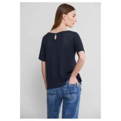 Street One Damen T-Shirt Knit Look Deep Blue -Modebekleidungs Geschäft street one knit look shirt rundhalsshirt blau 11238 model hinten