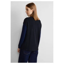 Street One Damen Top Knit Look Deep Blue -Modebekleidungs Geschäft street one knit look top blau 11238 model hinten