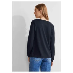 Street One Damen Strickjacke Nette Knit Deep Blue 7 Street One Damen Strickjacke Nette Knit Deep Blue -Modebekleidungs Geschäft street one nette summer knit shirtjacke blau 11238 model hinten