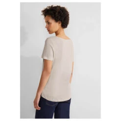 Street One Gerda T-Shirt Smooth Sand Beige 7 Street One Gerda T-Shirt Smooth Sand Beige -Modebekleidungs Geschäft street one new gerda beige 15437 model hinten
