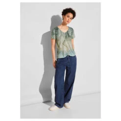 Street One Damen T-Shirt Shadings Burn Dessin Soft Moss Green -Modebekleidungs Geschäft street one shadings burn dessin shirt gruen 35816 model