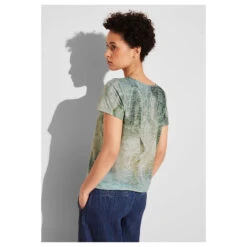 Street One Damen T-Shirt Shadings Burn Dessin Soft Moss Green -Modebekleidungs Geschäft street one shadings burn dessin shirt gruen 35816 model hinten