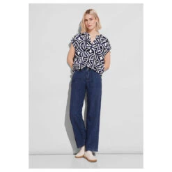 Street One Damen Kurzarm Bluse Splitneck Marine Blue -Modebekleidungs Geschäft street one shirtblouse with splitneck blau 31238 model