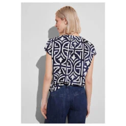 Street One Damen Kurzarm Bluse Splitneck Marine Blue -Modebekleidungs Geschäft street one shirtblouse with splitneck blau 31238 model hinten