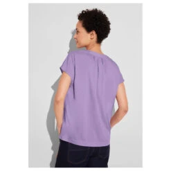 Street One Damen Kurzarm Bluse Splitneck Smell Of Lavender -Modebekleidungs Geschäft street one shirtblouse with splitneck bluse violett 15384 model hinten