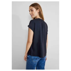 Street One Damen Kurzarm Bluse Splitneck Dark Blue -Modebekleidungs Geschäft street one shirtblouse with splitneck hemdbluse blau 11238 model hinten
