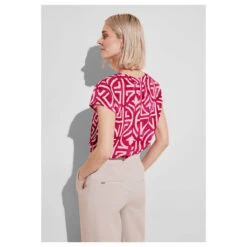 Street One Damen Kurzarm Bluse Splitneck Magnolia Pink -Modebekleidungs Geschäft street one shirtblouse with splitneck rosa 35755 model hinten