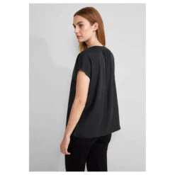Street One Damen Kurzarm Bluse Splitneck Black -Modebekleidungs Geschäft street one shirtblouse with splitneck schwarz 10001 model hinten